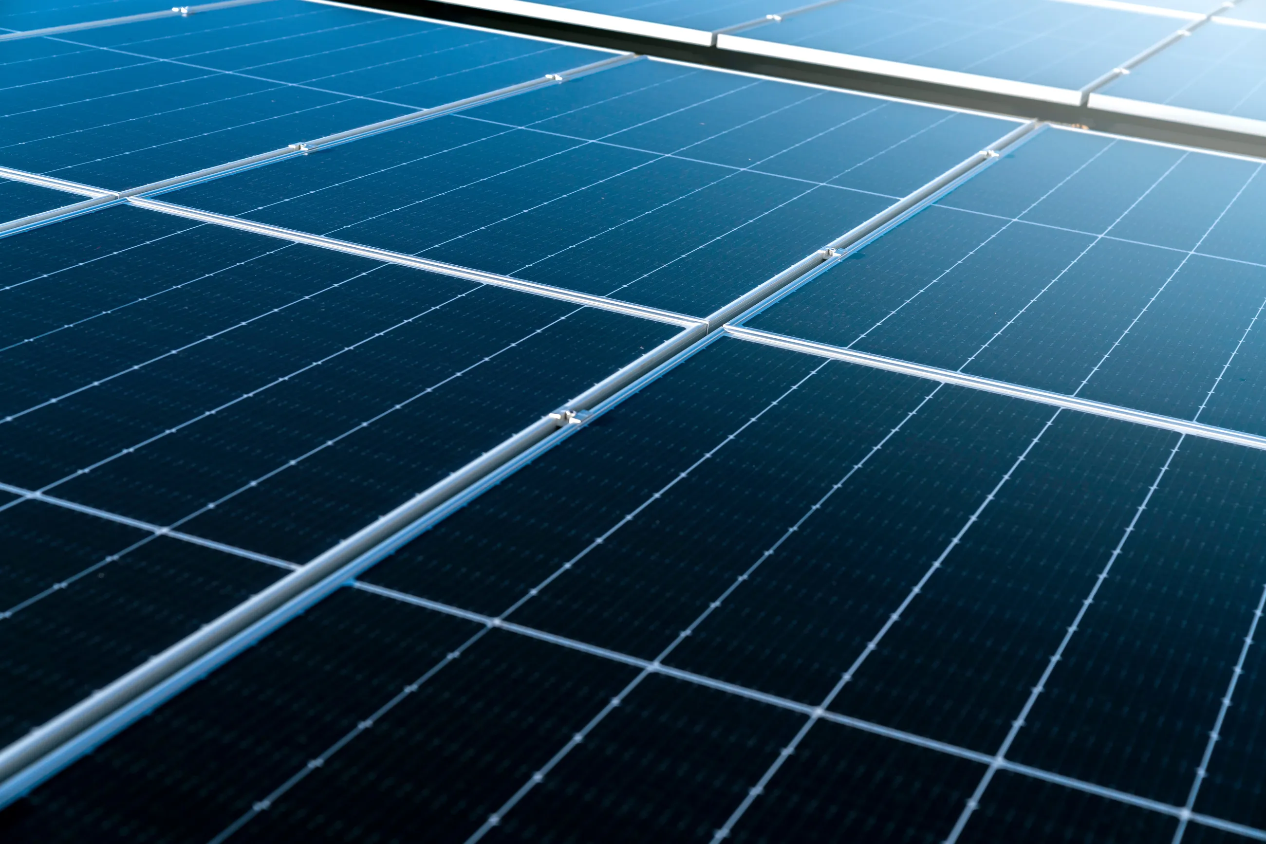 Vista en primer plano de un conjunto de paneles solares fotovoltaicos azules