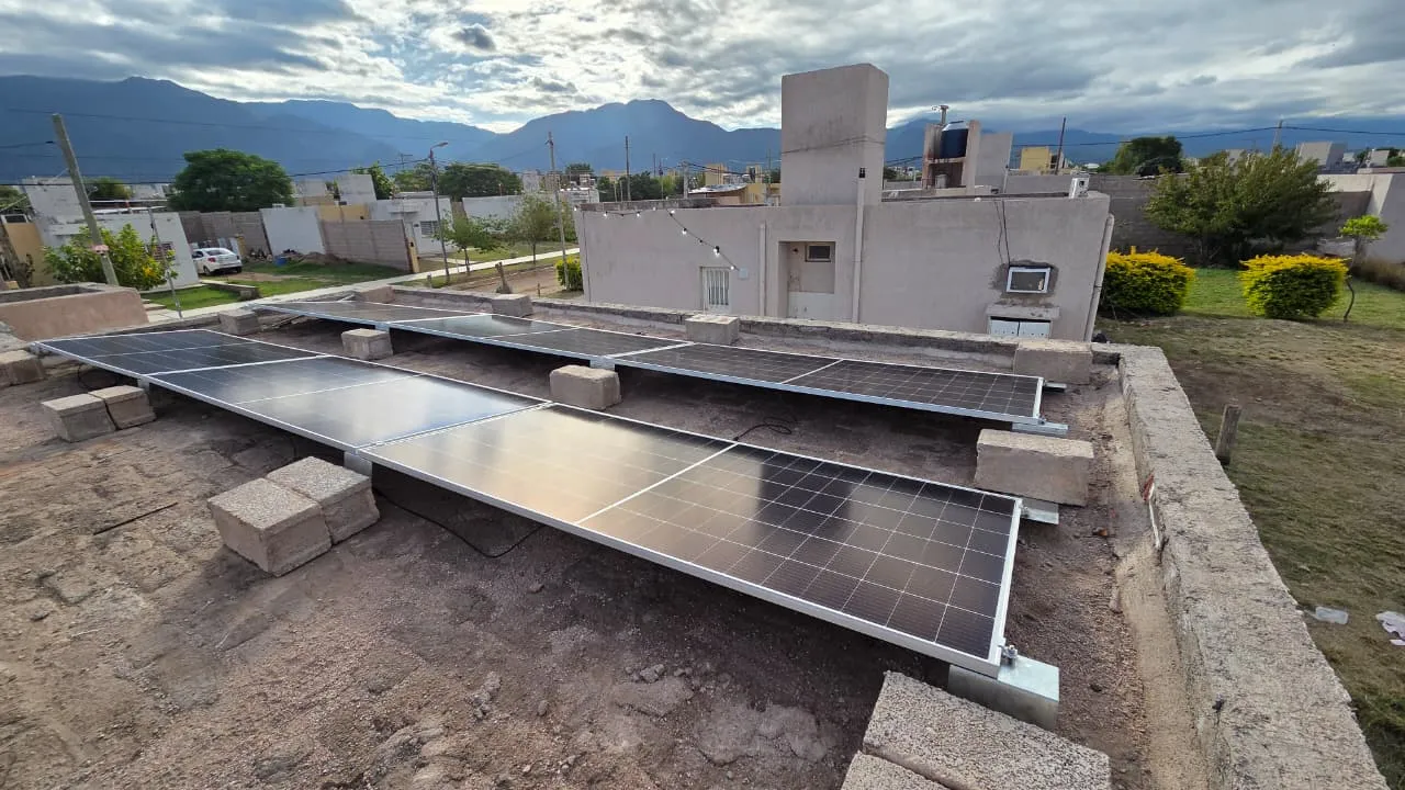 Instalación solar residencial sobre el techo de una casa