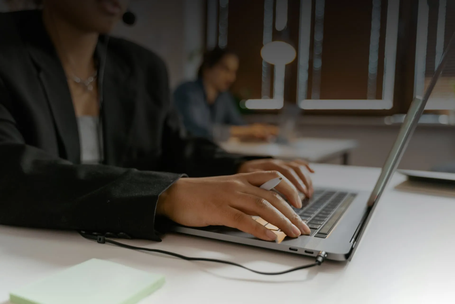 Asesora de atención al cliente con auriculares respondiendo consultas en su computadora