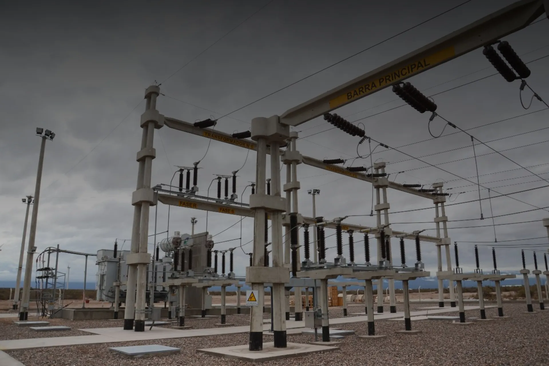 Estación transformadora de Energía Riojana con su barra principal y aisladores de alta tensión