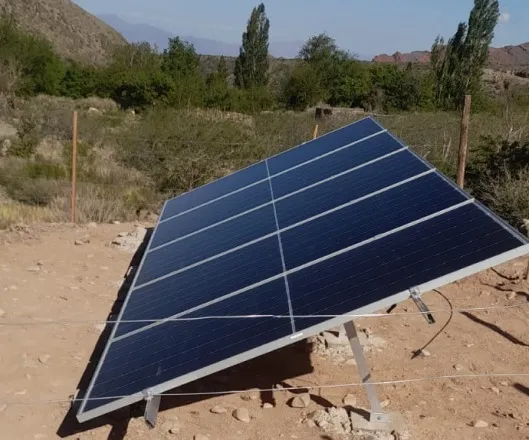 Parque solar aislado instalado en un paraje rural
