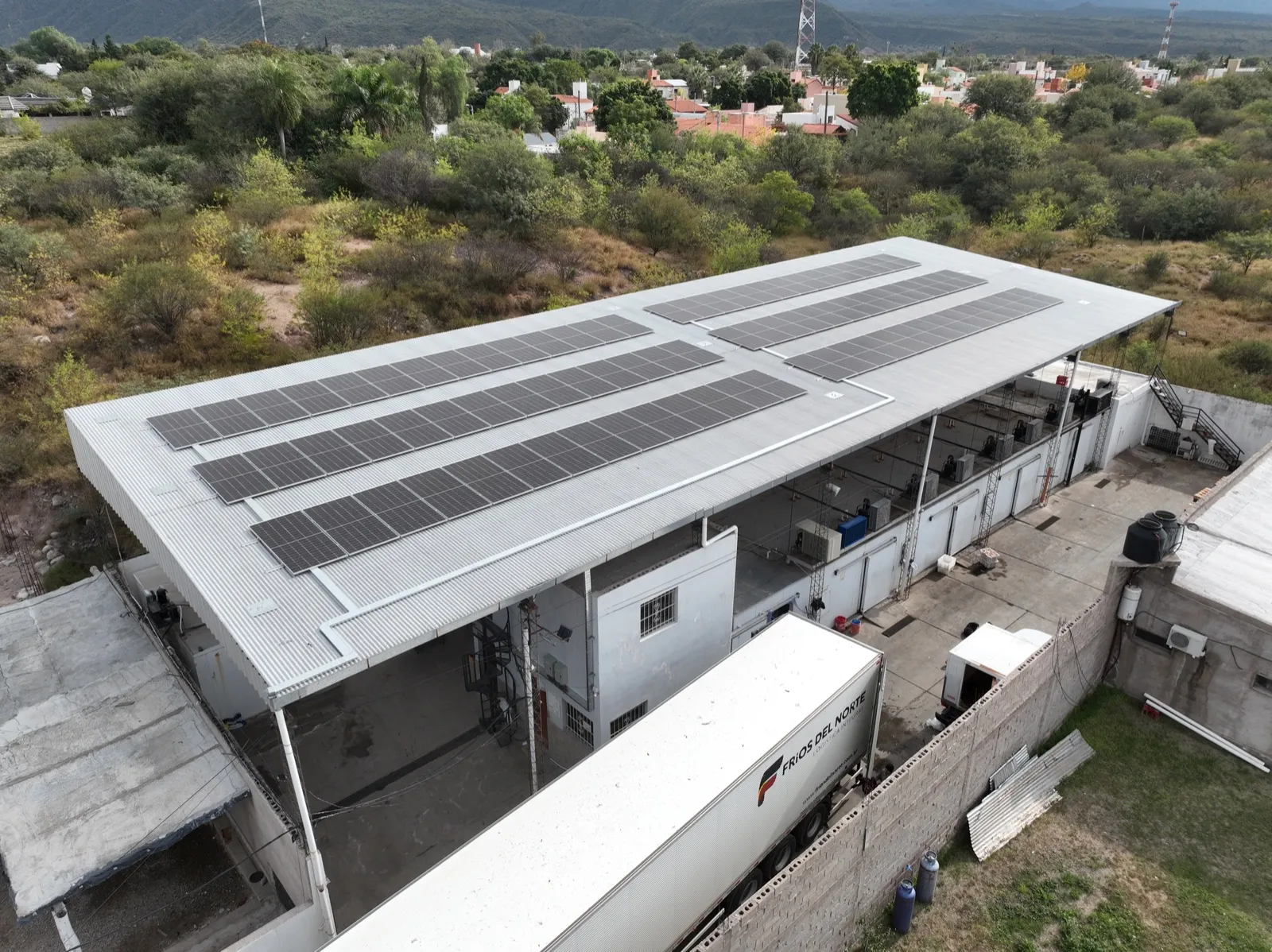Paneles solares sobre el techo de una nave industrial conectada a la red eléctrica